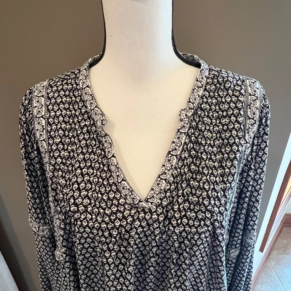 Woman's Old Navy Black & White Cottagecore, Peasant Blouse, V-neck. Size XL Tall